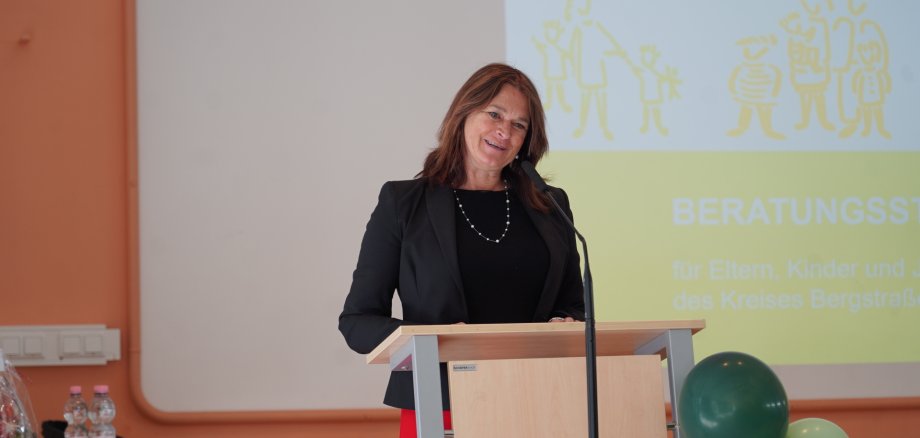 Jubiläum Beratungsstelle Die Erste Kreisbeigeordnete Angelika Beckenbach hält eine Rede
