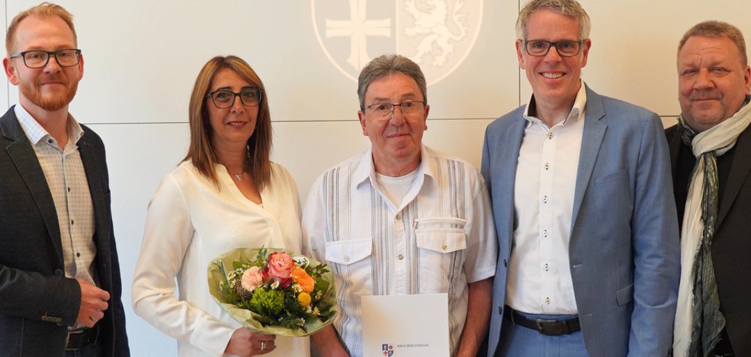 (v.li.n.re.): Johannes Kühn, Leitung des Eigenbetriebs Schule und Gebäudewirtschaft, Biyanka und Richard Wunderle, Landrat Christian Engelhardt sowie Hauptamtlicher Kreisbeigeordneter Matthias Schimpf posieren für ein Bild