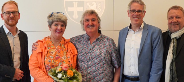 (v.li.n.re.): Johannes Kühn, Leitung des Eigenbetriebs Schule und Gebäudewirtschaft, Jutta und Roland Pfeifer, Landrat Christian Engelhardt sowie Hauptamtlicher Kreisbeigeordneter Matthias Schimpf posieren für ein Bild