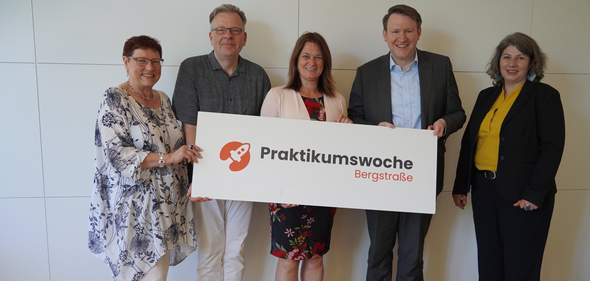 Karin Weißhaar (OloV-Regionalkoordination, Neue Wege Kreis Bergstraße -Kommunales Jobcenter-), Hermann Riebel (OloV-Regionalkoordination, Jugendamt Kreis Bergstraße), Angelika Beckenbach (Erste Kreisbeigeordnete, Kreis Bergstraße), Dr. Matthias Zürker (Geschäftsführer Wirtschaftsförderung Bergstraße GmbH) und Brigitte Stein-Kaucher (Projektmanagerin Unternehmens- und Gründungsservice, Wirtschaftsförderung Bergstraße GmbH) halten gemeinsam ein Schild zur Praktikumswoche.