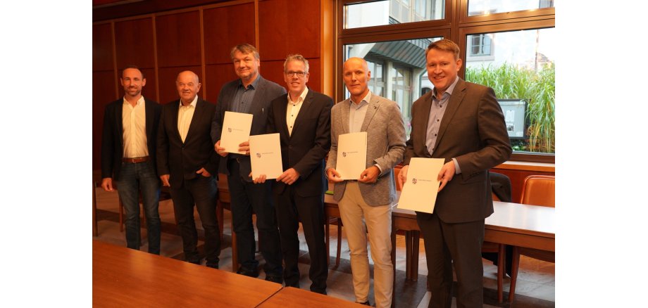 Bei der Unterzeichnung der gemeinsamen Kooperationsvereinbarung in 2024 (v.l.n.r.): der damalige Vorsitzende der Gemeindevertretung Biblis, Konstantin Großmann(heute Bürgermeister ebd.), der damalige Erste Beigeordnete des Gemeindevorstands Biblis, Herbert Ritzert, der damalige Bürgermeister der Gemeinde Biblis, Volker Scheib, Landrat Christian Engelhardt, der Leiter der Rückbauanlage Biblis, Ralf Stüwe vom Energieversorgungskonzern RWE nuclear GmbH sowie der Geschäftsführer der Wirtschaftsförderung Bergstraße, Dr. Matthias Zürker. Bei der Unterzeichnung der gemeinsamen Kooperationsvereinbarung in 2024 (v.l.n.r.): der damalige Vorsitzende der Gemeindevertretung Biblis, Konstantin Großmann(heute Bürgermeister ebd.), der damalige Erste Beigeordnete des Gemeindevorstands Biblis, Herbert Ritzert, der damalige Bürgermeister der Gemeinde Biblis, Volker Scheib, Landrat Christian Engelhardt, der Leiter der Rückbauanlage Biblis, Ralf Stüwe vom Energieversorgungskonzern RWE nuclear GmbH sowie der Geschäftsführer der Wirtschaftsförderung Bergstraße, Dr. Matthias Zürker.
