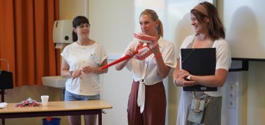 Zahnpflege Michelle Reinhart und Anastasia Simon vom Zahnärztlichen Dienst des Kreises Bergstraße zeigen den Kindern anhand eines Modells, wie man sich richtig die Zähne putzt.