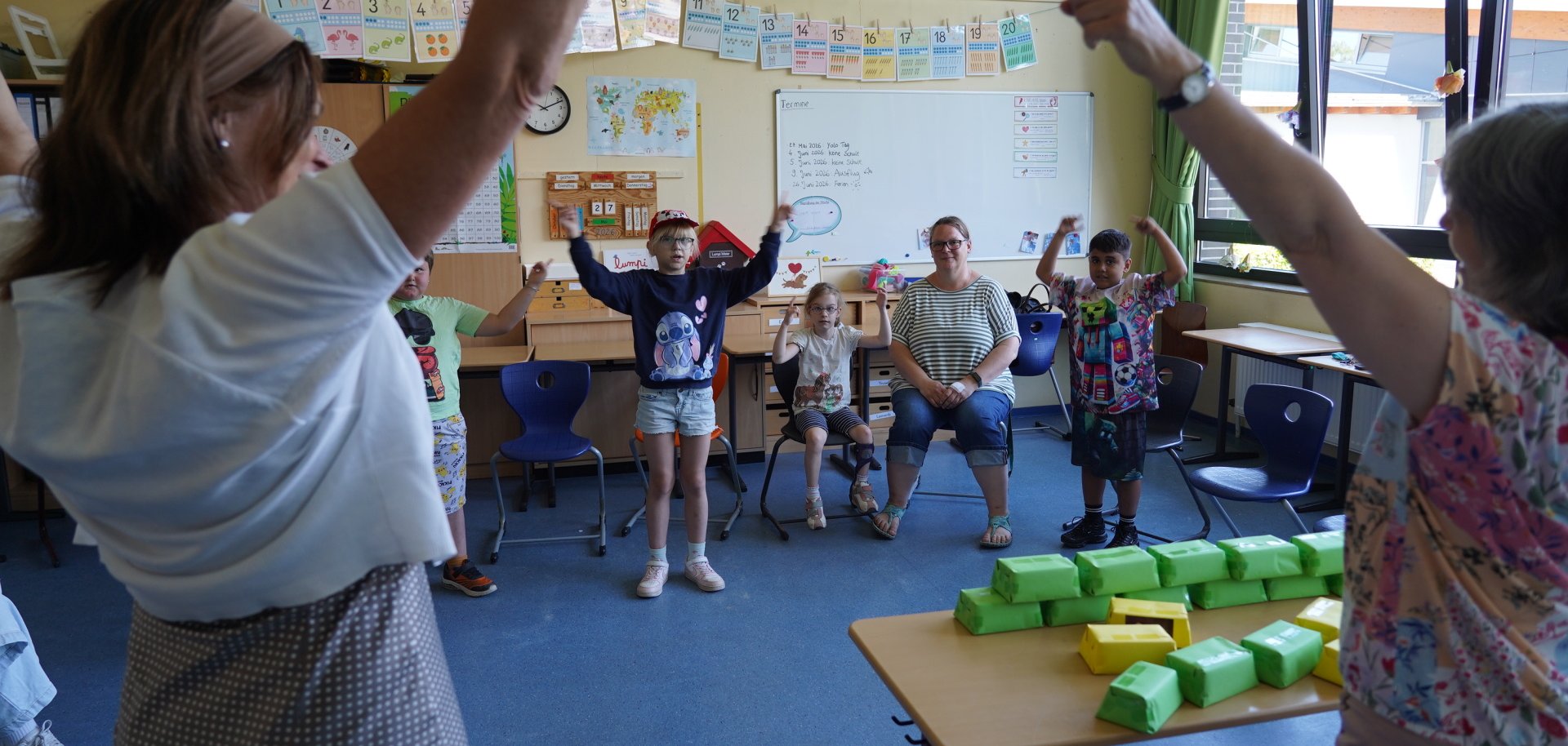 Eva-Maria Renner vom Gesundheitsamt des Kreises Bergstraße macht mit den Kindern einen Tanz zum Thema gesunde Ernährung.