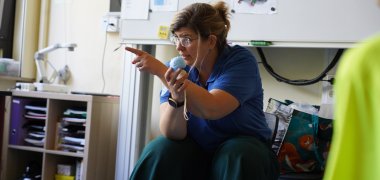 Helmsicherheit Am Beispiel eines Eis erklärt Ute Fuchs vom Gesundheitsamt des Kreises Bergstraße den Schülerinnen und Schülern unter anderem, wie wichtig es ist, beim Radfahren einen Helm zu tragen.