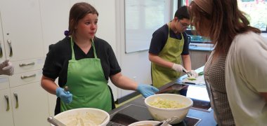 Gemeinsames Kochen Mit den Landfrauen bereiten die Jugendlichen aus der Mittelstufe gesunde und leckere Wraps zu.