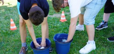 Erlebnispädagogik Bei gemeinsamen Spielen der Erlebnispädagogik rauswärts! aus Mörlenbach trainieren die Jugendlichen spielerisch ihre Teamfähigkeit.