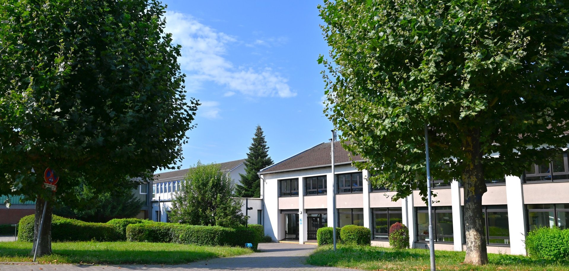 Der Haupteingang der Schillerschule Bensheim Auerbach.