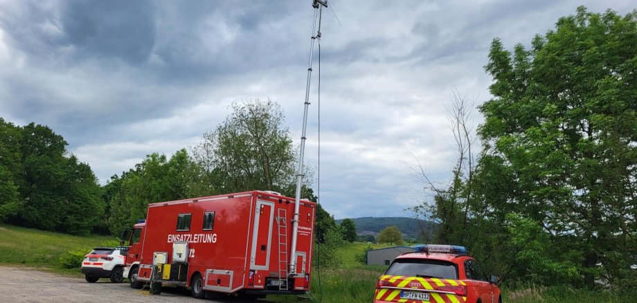 Übung TMO-Ausfall Zwei Einsatzfahrzeuge stehen vor den eingesetzten Verstärkern.