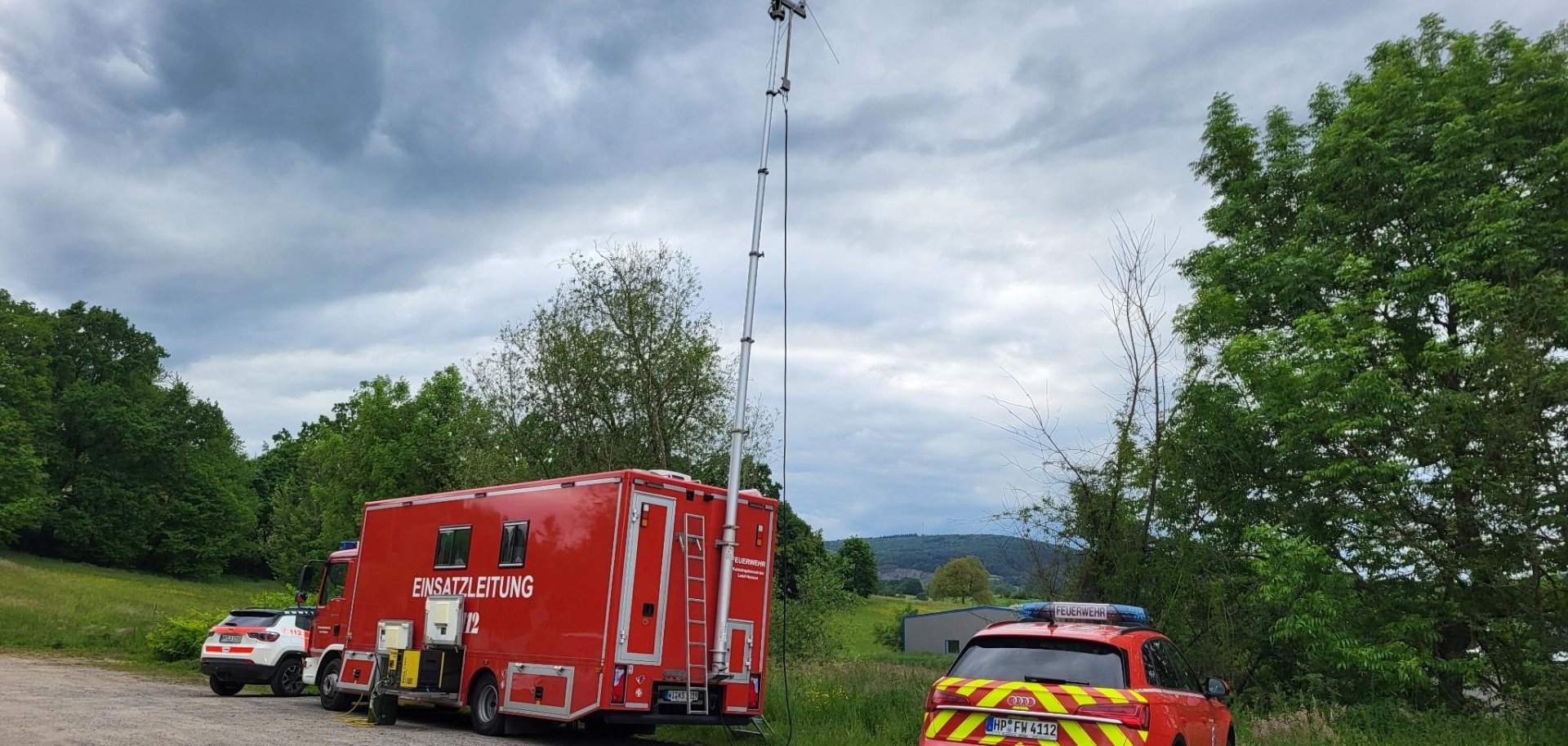 Zwei Einsatzfahrzeuge stehen vor den eingesetzten Verstärkern.