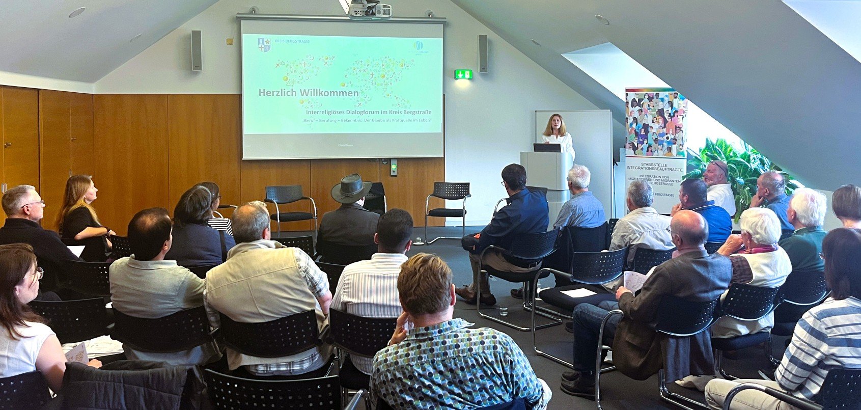 Die Integrationsbeauftragte des Kreises Bergstraße Viktoriya Ordikhovska begrüßt die Teilnehmenden beim jüngsten Interreligiösen Dialogforum.