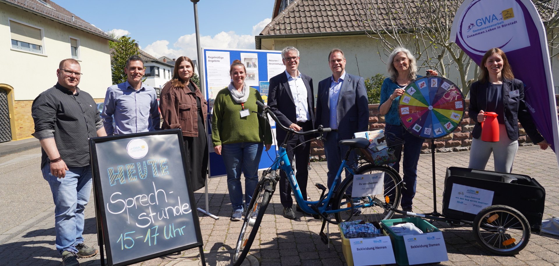 Landrat Christian Engelhardt und Bürgermeister Boris Wenz freuen sich gemeinsam mit den Akteuren vor Ort über die Fortsetzung des Projekts „Gemeinwesenarbeit (GWA) – Zusammen.Leben in Bürstadt“.