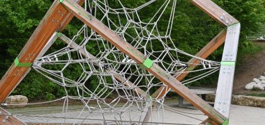 Ein neues Klettergerüst auf dem neuen Schulhof.