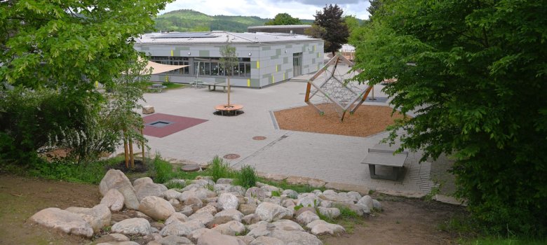 Gesamtansicht des neuen Schulhofs.