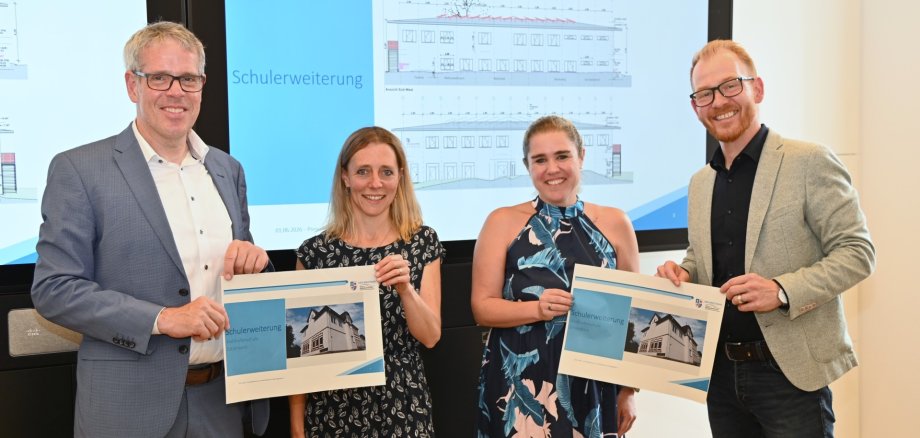 Vorstellung Pläne Schulerweiterung Waldhufenschule Zotzenbach Landrat Christian Engelhardt, Konrektorin Kerstin Röhrig, Schulleiterin Annika Breunig und Johannes Kühn, Technischer Betriebsleiter des Eigenbetriebs Schule und Gebäudewirtschaft stellen die Baupläne für das neue Schulhaus vor.