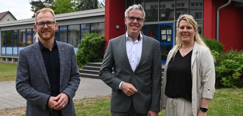 Johannes Kühn, Technischer Betriebsleiter des Eigenbetriebs Schule und Gebäudewirtschaft, und Landrat Christian Engelhardt zu Gast bei Schulleiterin Anke Hofmann an der Nibelungenschule Viernheim.