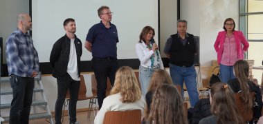 Brich Dein Schweigen Überwald-Gymnasium Wald-Michelbach Die Erste Kreisbeigeordnete Angelika Beckenbach klärt gemeinsam mit dem Schulpsychologen Tobias Knapp, dem Jugendkoordinator und Kriminaloberkommissar der Polizeidirektion, Johannes Emanuel Hofmann, dem Schulleiter Ekkehard Müller, Evdokimos Moisidis vom Jugendamt des Kreises Bergstraße sowie Edith Stier-Thompson vom Weissen Ring e.V. gegen sexuellen Missbrauch auf.