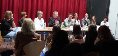 Podiumsdiskussion Schillerschule Bensheim Bei der Podiumsdiskussion kommen die Schulleiterin der Schillerschule Bensheim Auerbach, Sylvia Meier, die stellvertretende Fachbereichsleitung des Bergsträßer Jugendamtes, Rebecca Vettermann, Bürgermeisterin Christine Klein, der hauptamtliche Kreisbeigeordnete Matthias Schimpf, der Jugendkoordinator und Kriminaloberkommissar der Polizeidirektion, Johannes Emanuel Hofmann, Edith Stier-Thompson vom Weissen Ring e.V., der Schulpsychologe Tobias Knapp sowie die Schulsprecherin Mila Seeger und der Schulsprecher Bastian Wulff mit den Schülerinnen und Schülern ins Gespräch.