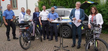 Fahrradcodierung Landrat Christian Engelhardt und die Erste Kreisbeigeordnete Angelika Beckenbach mit Vertretern der Polizei, dem Präventionsteam des Kreises Bergstraße sowie einer Bürgerin auf dem dritten Fahrradaktionstag des Kreises Bergstraße.
