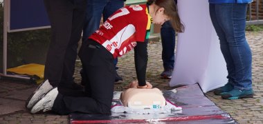 Reanimationstraining Beim Stand des DRK übt eine Besucherin Reanimationstechniken an einer Puppe.