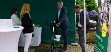 Müsli-Fahrrad Landrat Christian Engelhardt beim Stand der AOK.