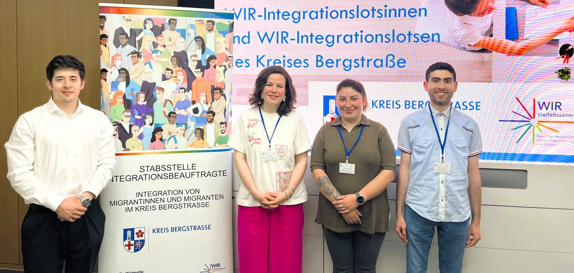 Die drei neuen Integrationslotsinnen und -lotsen (v.l.n.r.) Tuba Güven, Viktoriia Negoda und Roy Shamoun zusammen mit Enis Inal, Koordinator des Integrationslotsenprojektes des Kreises (links).