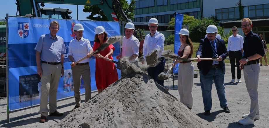 Spatenstich LGL Den symbolischen Spatenstich für den Baustart am Schulzentrum West machen der stellvertretende Schulleiter des Lessing-Gymnasium, Jérôme Dath, die Schulleiterin Silke Weimar-Ekdur, Bürgermeister Alexander Scholl, Landrat Christian Engelhardt und der Schulleiter der Alfred-Delp-Schule, Sebastian Kuhn.