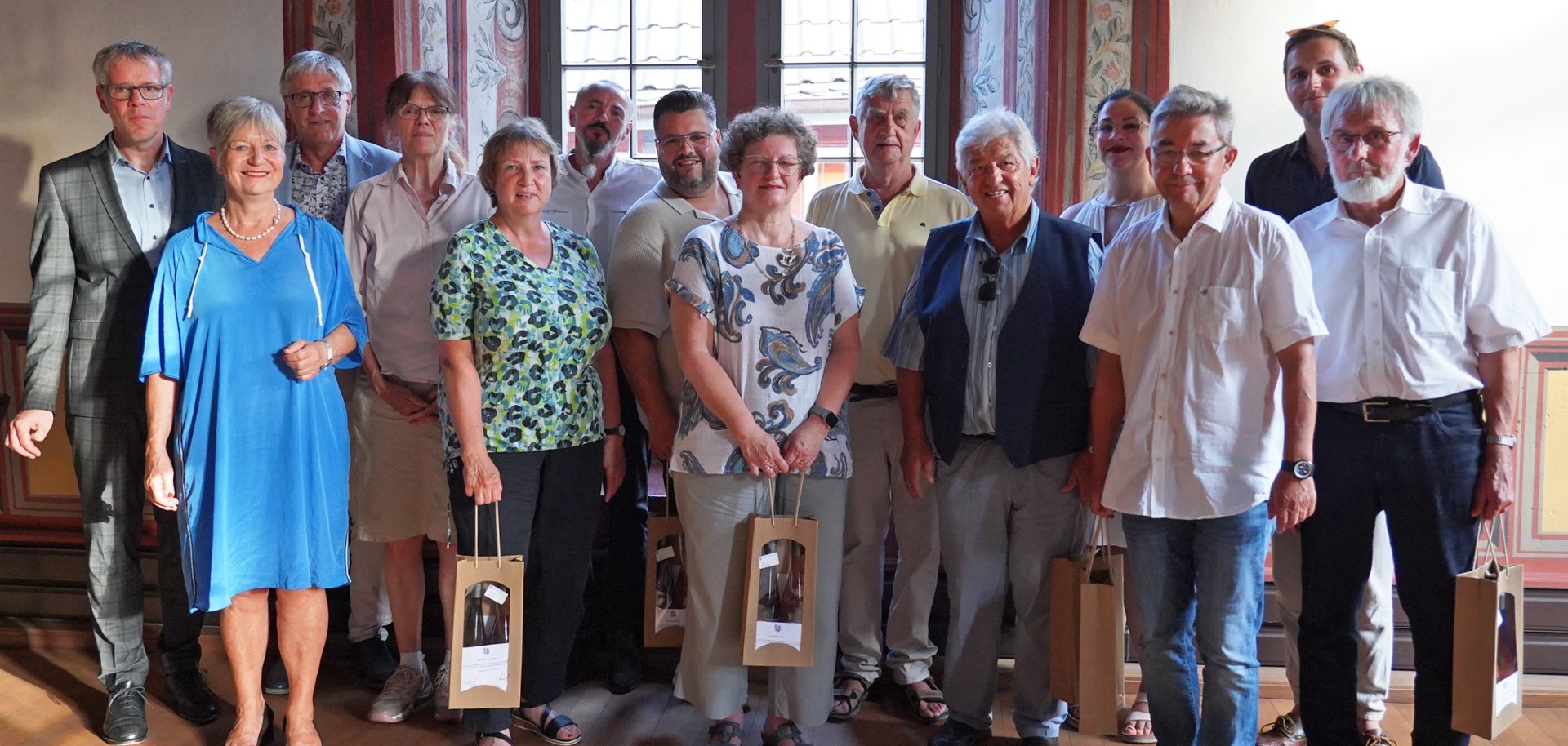 Landrat Christian Engelhardt und Kreistagsvorsitzender Joachim Kunkel mit den ausgeschiedenen Gremienmitgliedern.