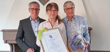 Evelyn Berg mit Landrat Christian Engelhardt und dem Kreistagsvorsitzenden Joachim Kunkel.
