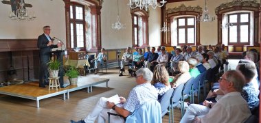 Die Kreistagsmitglieder bei der Feierstunde im Kurfürstensaal des Kurmainzer Amtshofes in Heppenheim.