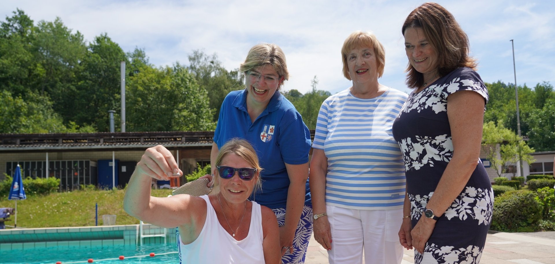 Bei einem gemeinsamen Pressegespräch im Schwimmbad Lindenfels vergewissern sich die Erste Kreisbeigeordnete Angelika Beckenbach, Stadträtin Inge Morckel, Ute Fuchs vom Gesundheitsamt des Kreises Bergstraße sowie Bademeisterin Andrea Cooper von der hervorragenden Qualität des Badewassers.