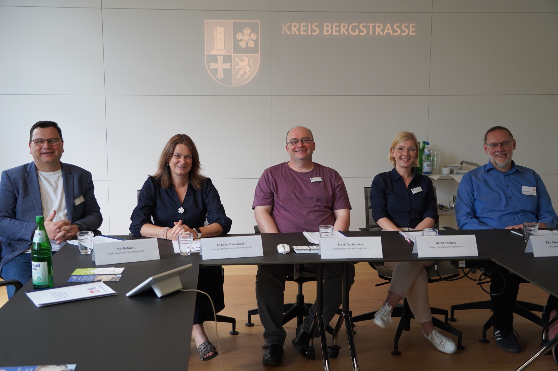 Die Erste Kreisbeigeordnete Angelika Beckenbach (2.v.li.) stellte den Jahresbericht 2025 der drei Beratungsstellen für Eltern, Kinder und Jugendliche des Kreises und des Caritasverbandes Darmstadt gemeinsam mit (v.l.n.r.) dem Leiter des Bergsträßer Jugendamtes Kai Kuhnert, dem Leiter der Lampertheimer Beratungsstelle Frank Occhionero, der Leiterin der Bensheimer Erziehungsberatungsstelle Hannah Güneş und dem Leiter der Fürther Erziehungsberatungsstelle Eike Christian Wiesner vom Caritasverband Darmstadt vor.