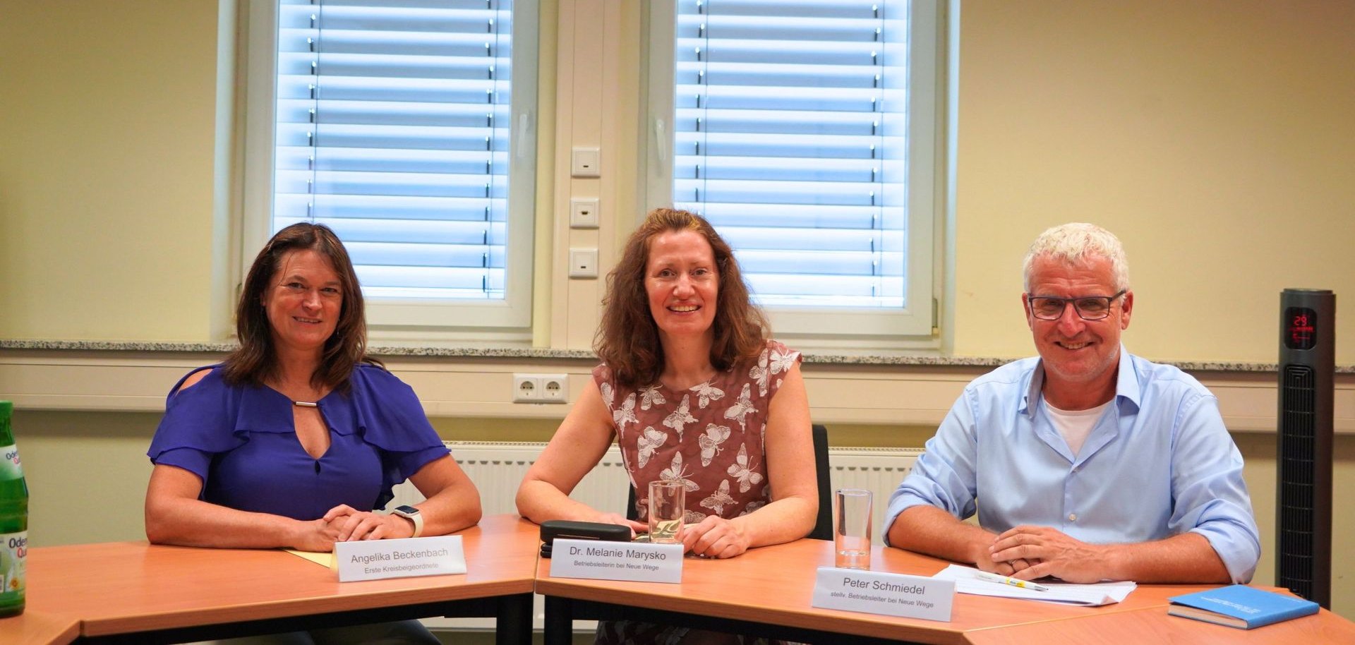 Die Erste Kreisbeigeordnete Angelika Beckenbach, Betriebsleiterin Dr. Melanie Marysko und ihr Stellvertreter Peter Schmiedel stellen im Rahmen der Jahrespressekonferenz die wichtigsten Entwicklungen des Eigenbetriebs Neue Wege vor.