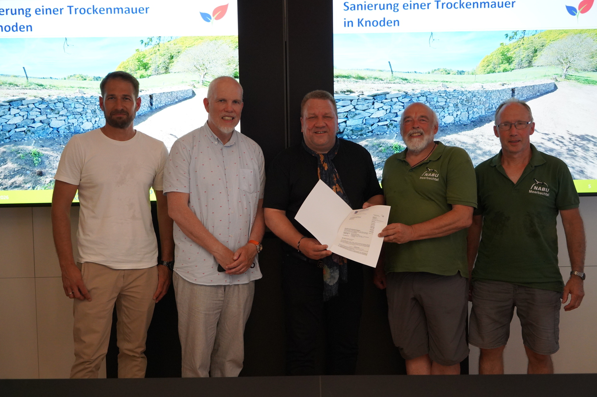 Der Hauptamtliche Kreisbeigeordnete und zuständige Dezernent Matthias Schimpf (Mitte) übergab die Förderbescheide an (v.r.n.l.) Friedrich Jung und Jürgen Schneider (beide Nabu Meerbachtal e.V.), dem Bürgermeister von Lautertal Andreas Heun und Martin Schaarschmidt (Landschaftspflegeverband Kreis Bergstraße e.V.).