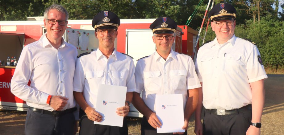 Ernennung KBM Landrat Christian Engelhardt und Kreisbrandinspektor Markus Stracke überreichen Uwe Schwara und Bastian Weisener ihre jeweilige Urkunde zur Ernennung zum Kreisbrandmeister.