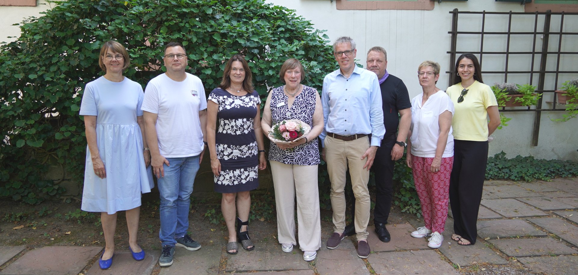 Die Leiterin der Abteilung Personal und Organisation der Kreisverwaltung, Barbara Hoffbauer, der Leiter des Bergsträßer Jugendamtes, Kai Kuhnert, die Erste Kreisbeigeordnete Angelika Beckenbach, die insoweit erfahrene Fachkraft Hedy Fraas, Landrat Christian Engelhardt, der hauptamtliche Kreisbeigeordnete Matthias Schimpf, Sonja Kröner-Mews vom Personalrat der Kreisverwaltung, sowie die Dual Studierende Melisa Gocuk bei der offiziellen Verabschiedung.