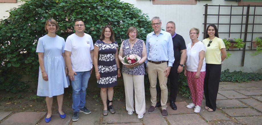 Verabschiedung Hedy Fraas Die Leiterin der Abteilung Personal und Organisation der Kreisverwaltung, Barbara Hoffbauer, der Leiter des Bergsträßer Jugendamtes, Kai Kuhnert, die Erste Kreisbeigeordnete Angelika Beckenbach, die insoweit erfahrene Fachkraft Hedy Fraas, Landrat Christian Engelhardt, der hauptamtliche Kreisbeigeordnete Matthias Schimpf, Sonja Kröner-Mews vom Personalrat der Kreisverwaltung, sowie die Dual Studierende Melisa Gocuk bei der offiziellen Verabschiedung.