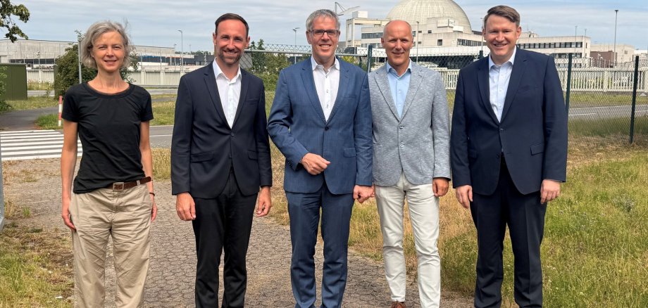 Heike Heinrich von der Arcadis GmbH, dem Planungs- und Beratungsunternehmen, welches die Machbarkeitsstudie durchführen wird, der Bürgermeister der Gemeinde Biblis, Konstantin Großmann, Landrat Chistian Engelhardt, Ralf Stüwe vom Energieversorgungskonzern RWE AG sowie der Geschäftsführer der Wirtschaftsförderung Bergstraße GmbH, Dr. Matthias Zürker am Industriepark Biblis.