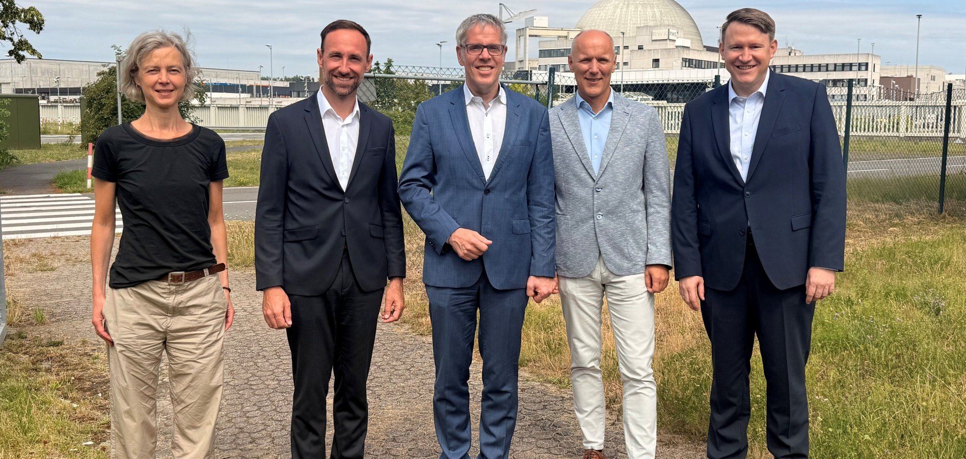 Heike Heinrich von der Arcadis GmbH, dem Planungs- und Beratungsunternehmen, welches die Machbarkeitsstudie durchführen wird, der Bürgermeister der Gemeinde Biblis, Konstantin Großmann, Landrat Chistian Engelhardt, Ralf Stüwe vom Energieversorgungskonzern RWE AG sowie der Geschäftsführer der Wirtschaftsförderung Bergstraße GmbH, Dr. Matthias Zürker am Industriepark Biblis.