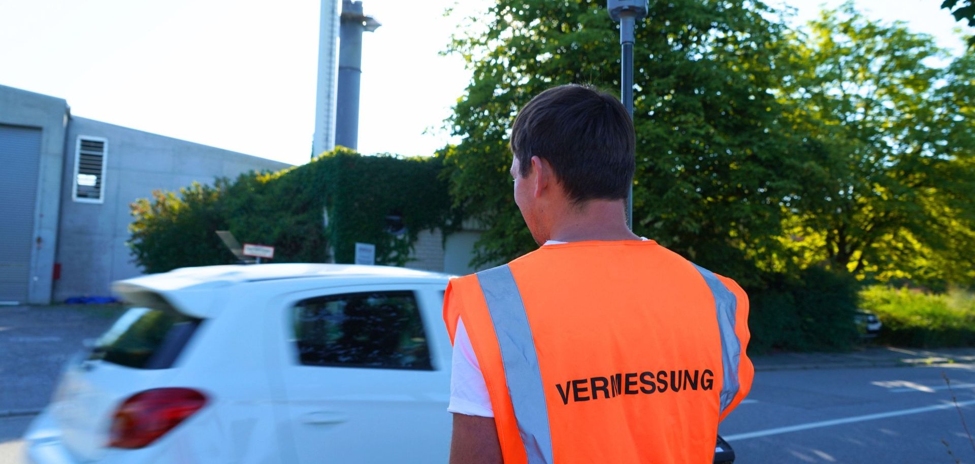 Beginn Vermessungen RDV-Trasse Ein Mitarbeiter führt Vermessungsarbeiten durch.