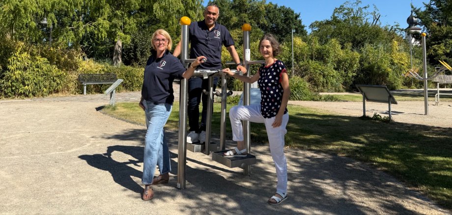 Bewegung im Alter Die Sportcoaches Ina Lux und Abdalla Gdoura der Stadt Bürstadt sowie die PauLa Christina Adler-Schäfer stehen an einem Kettergerüst.