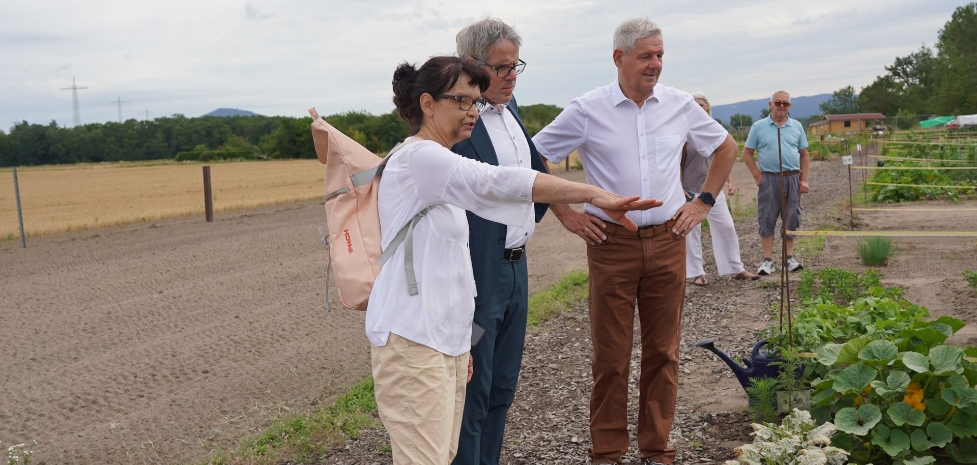Landrat Christian Engelhardt besichtigt die Mietgärten. Mit dabei u.a. der Bürgermeister von Einhausen, Helmut Glanzner (rechts) und Pächterin Gabriele Kratz.