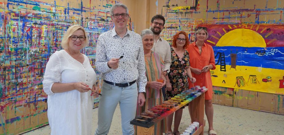 BB Kreativ Mörlenbach Die Landtags- und Kreistagsabgeordnete Birgit Heitland, Landrat Christian Engelhardt, Tina Kleinert und Max Linus Baltz von BB Kreativ Mörlenbach, die Kreistagsabgeordnete Christina Hein sowie die Leiterin von BB Kreativ Mörlenbach, Mandy Berns-Baltz.