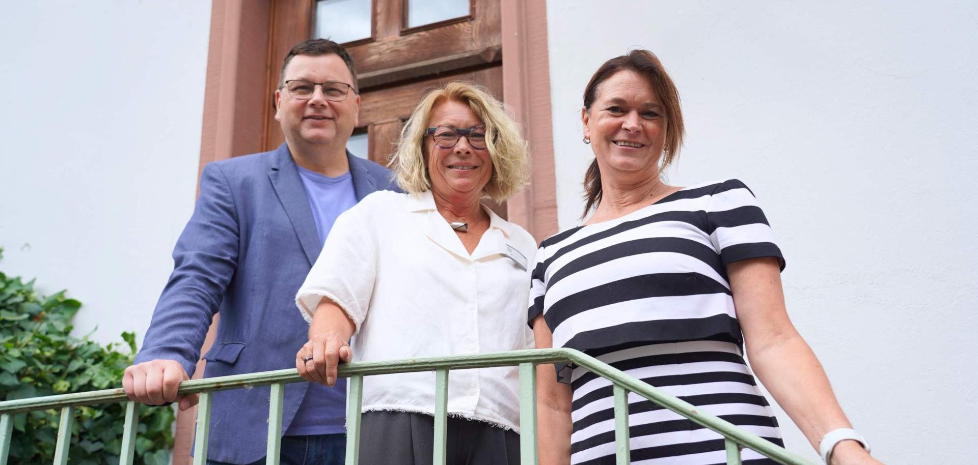 Der Leiter des Jugendamtes des Kreises Bergstraße, Kai Kuhnert, die Verfahrenslotsin des Kreises Bergstraße, Manuela von der Weth, sowie die Erste Kreisbeigeordnete Angelika Beckenbach.