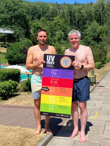 Übergabe UV-Index Tafel Landrat Christian Engelhardt übergibt die UV-Index Tafel an den Bürgermeister von Lindenfels, Maximilian Klöss.
