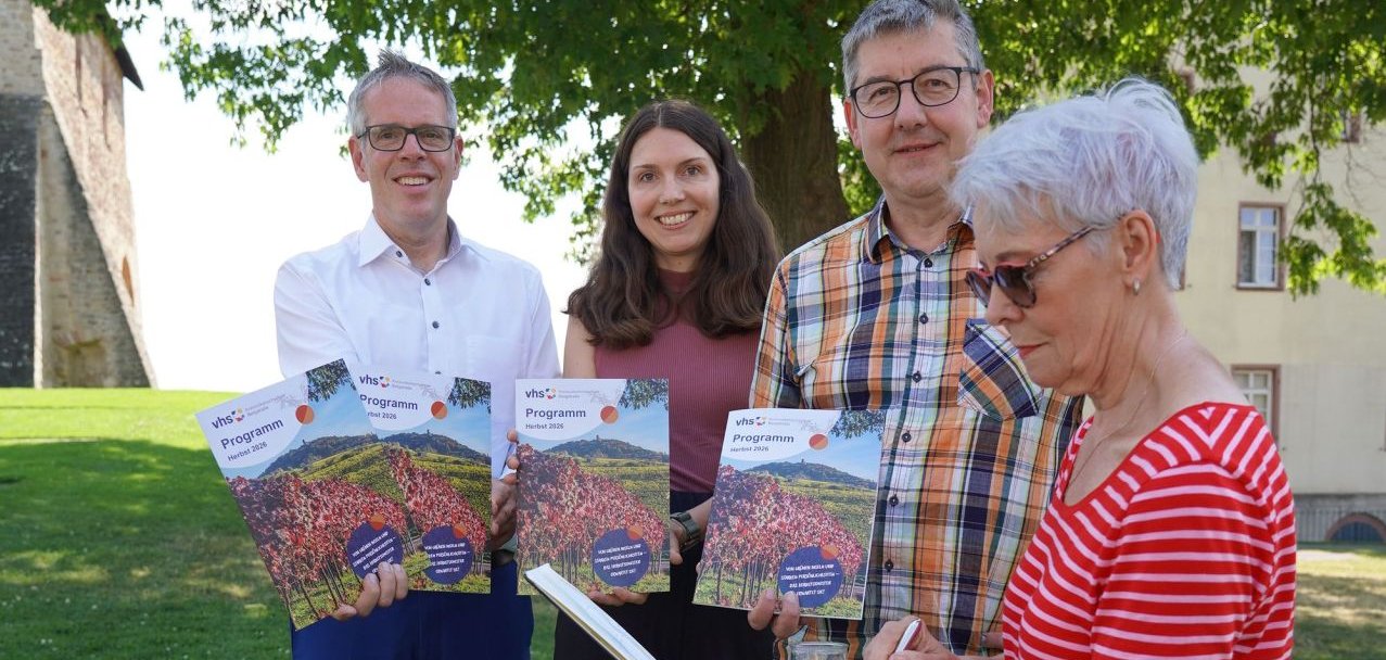 Bei der Vorstellung des neuen Programms der Kreisvolkshochschule Bergstraße gab Gabriele Korst einen kreativen Einblick in ihren neuen Kurs „Aquarellmalen – Outdoor“, indem sie ein Bild zeichnet. Mit dabei (v.l.n.r.): Landrat Christian Engelhardt, die Leiterin des Fachbereichs Gesellschaft und Kunst, Angela Volk sowie der Verwaltungsleiter der KVHS, Ernst Heiligenthal. Sie halten das neue Programmheft in den Händen.
