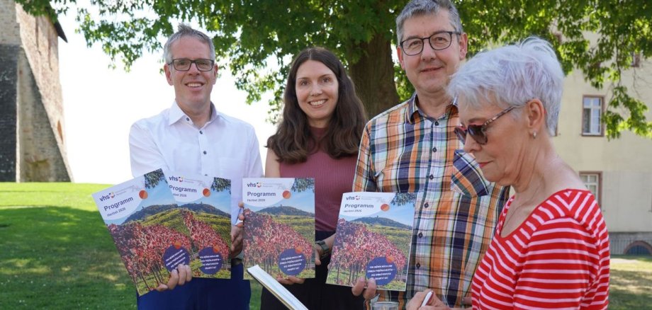 Bei der Vorstellung des neuen Programms der Kreisvolkshochschule Bergstraße gab Gabriele Korst einen kreativen Einblick in ihren neuen Kurs „Aquarellmalen – Outdoor“, indem sie ein Bild zeichnet. Mit dabei (v.l.n.r.): Landrat Christian Engelhardt, die Leiterin des Fachbereichs Gesellschaft und Kunst, Angela Volk sowie der Verwaltungsleiter der KVHS, Ernst Heiligenthal. Sie halten das neue Programmheft in den Händen.