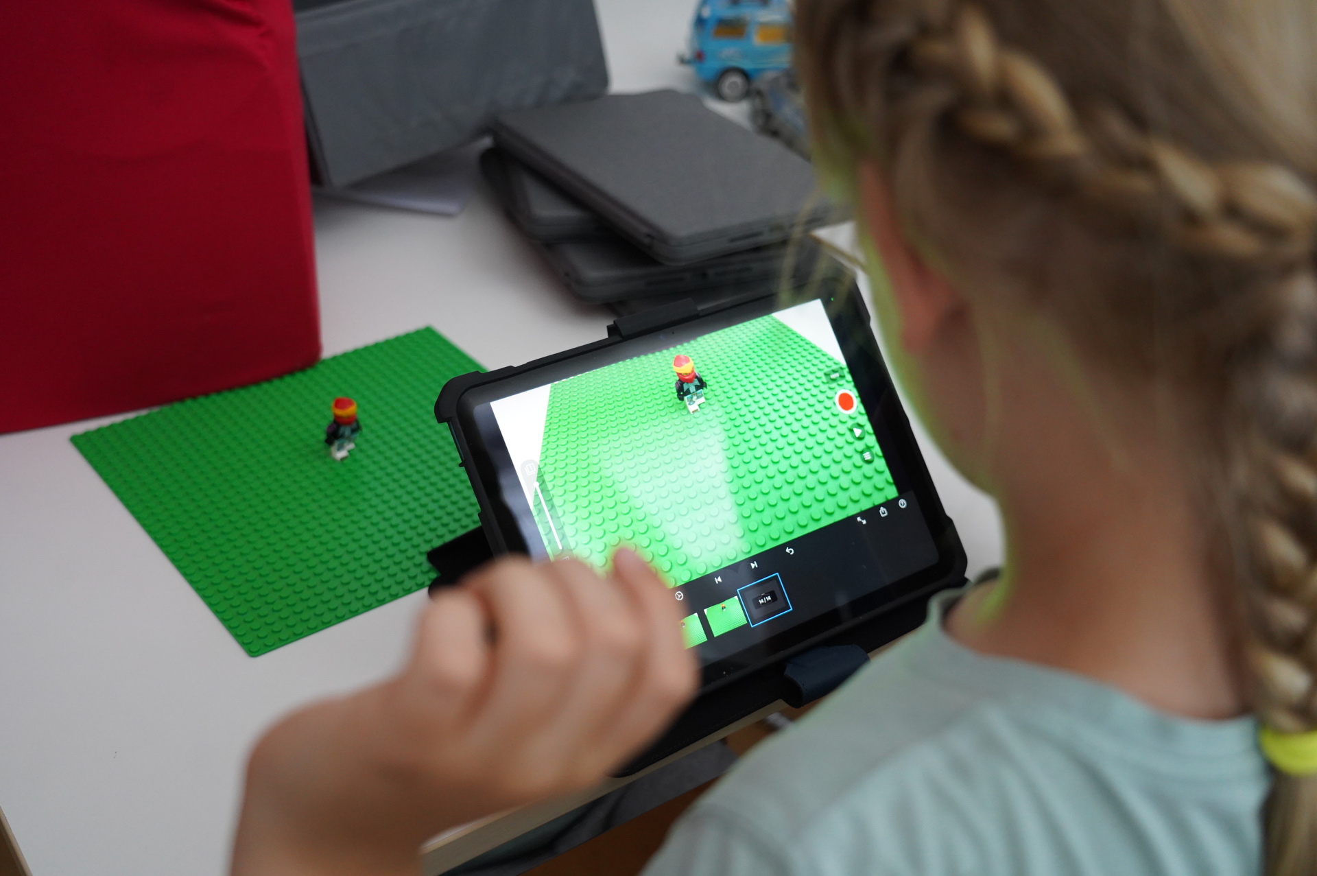 Beim Angebot „Digitalisierung erleben für Kids“ der KVHS erstellt ein Kind seinen eigene Stop-Motion-Film.