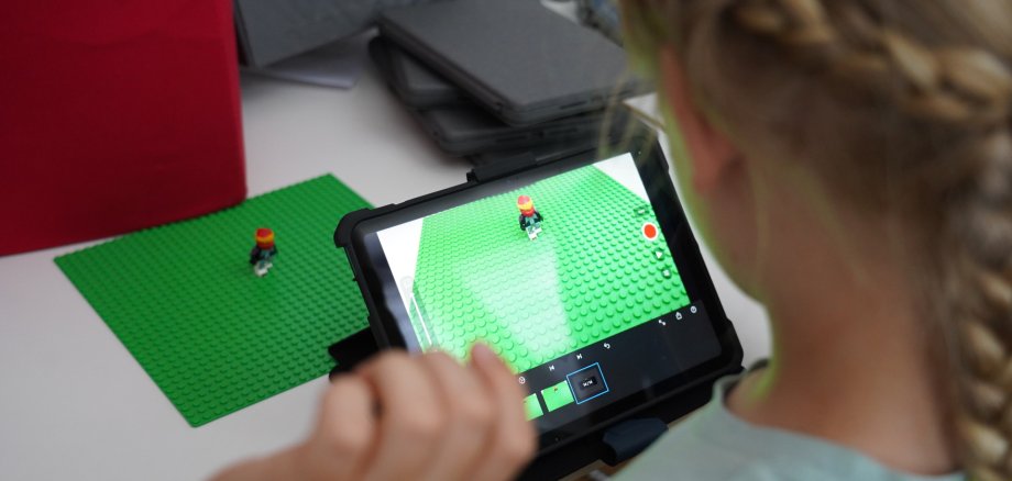 Angebot KVHS Beim Angebot „Digitalisierung erleben für Kids“ der KVHS erstellt ein Kind seinen eigene Stop-Motion-Film.