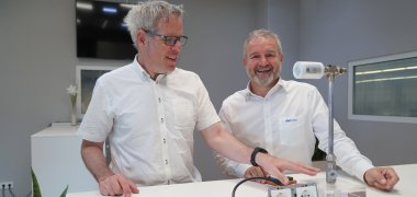 Besuch JÄGER DIREKT Bei seinem Besuch bei JÄGER DIREKT lernt Landrat Christian Engelhardt vom Geschäftsführer Thomas Jäger unter anderem die zahlreichen Smart-Home-Lösungen des Unternehmens kennen.