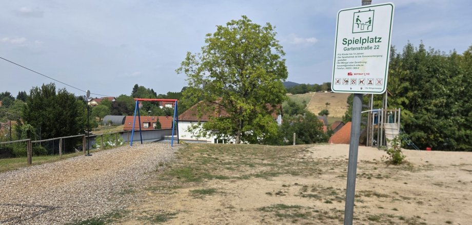 Spielplatz Zotzenbach Das Bild zeigt einen Ausschnitt des Spielplatzes in Zotzenbach. Im Hintergrund sind Häuser zu sehen.